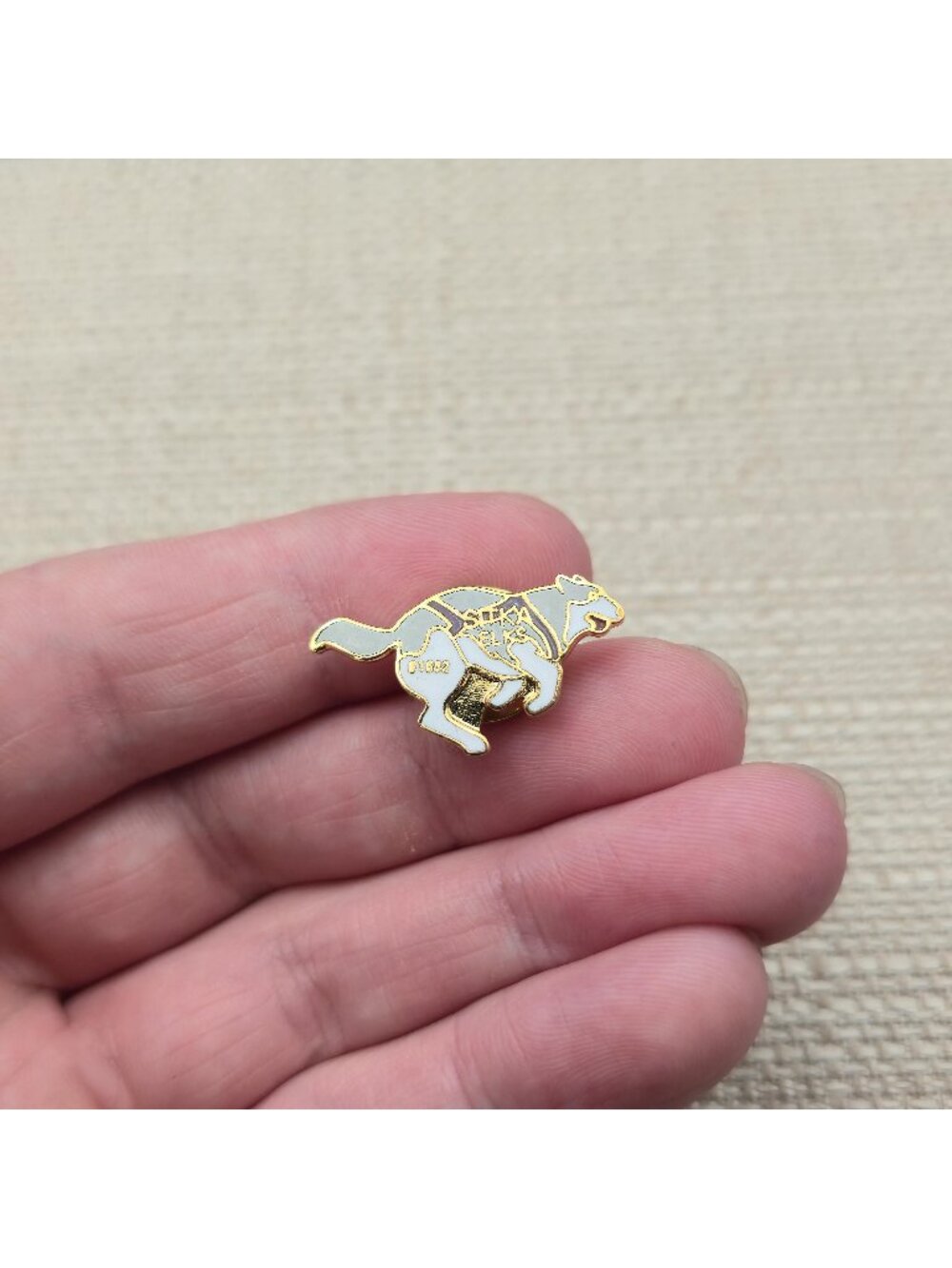 Vintage Elks Lodge 1662 Sitka Alaska Husky Dog Enamel Lapel Pin A8082